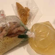 60 ปีบะหมี่เกี๊ยวทำเอง  (เลย บางแค ซ.9 เล็กน้อย)เจ้าเก่าสี่แยกหนองใหญ่