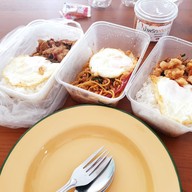 เมนูของร้าน กะเพราพริกแห้ง สะพานพระนั่งเกล้า