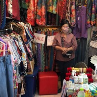 น้ำฝนเสื้อผ้าแฟชั่น