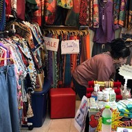 น้ำฝนเสื้อผ้าแฟชั่น