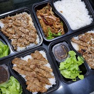 เมนูของร้าน ข้าวหมูไดโนเสาร์ by “ซอรัสจัง”