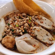 เฮียจิว ก๋วยเตี๋ยวลูกชิ้นปลา ตลาด เพลินดี