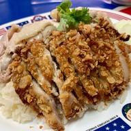 ตี๋ใหญ่ข้าวมันไก่และข้าวขาหมู สาขาไทรน้อย เรื่องข้าวมันไก่ โปรดไว้ใจเรา
