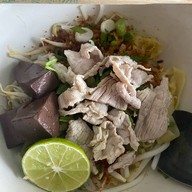 ก๋วยเตี๋ยวหน้าโรงเรียนสุพรรณภูมิ