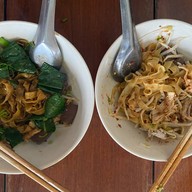 ก๋วยเตี๋ยวหน้าโรงเรียนสุพรรณภูมิ