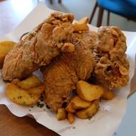 เมนูของร้าน Henryfry Fried Chicken ไก่ทอด เจริญกรุง
