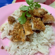 ตี๋ใหญ่ข้าวมันไก่และข้าวขาหมู สาขาไทรน้อย เรื่องข้าวมันไก่ โปรดไว้ใจเรา