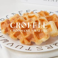 Croffle house ( ครอฟเฟิล เฮาส์ ) / ครัวซองต์ วาฟเฟิล นมสดสตอเบอร์รี่ / croffle croissant waffle