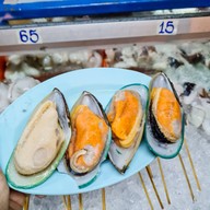 หมึกดำ หน้า ม.แม่โจ้(ปลาหมึกย่าง เห็ดออรินจิย่าง)