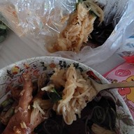 ป้าทรัพย์  ก๋วยเตี๋ยวไก่ตุ๋นยาจีน มีก๋วยเตี๋ยวหมูน้ำตก ต้มยำ น้ำใส อาหารตามสั่ง