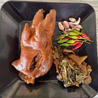 ข้าวขาหมูสีลม กับ กะเพราขาหมูโครตอร่อย ท่าข้าม28