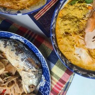 ขนมจีนอิ่มแปล้น้ำยาปู&ยำ&ส้มตำปากเจ่อ