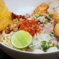 ก๋วยเตี๋ยวลุงหนวดต้มยำรสเจ็บ+น้ำใสและน้ำตก ไม่มีสาขา