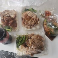 หน้าร้าน ข้าวขาหมูสีลม กับ กะเพราขาหมูโครตอร่อย ท่าข้าม28