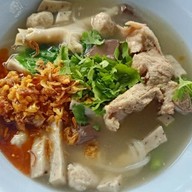 ก๋วยจั๊บญวนอุบลร้านโก้ ก๋วยจั๊บอุบลหมูยอแท้ ซุปกระดูกเล้งหอมๆ เจ้าแรกของโป่งไผ่ ลูกค้าที่สั่งผ่านแอพหากได้สินค้าไม่ครบไม่ถูกรบกวนโทรกลับทางร้านเพื่อชดเชยให้ได้ทันทีเลยนะครับขอบคุณมากครับ