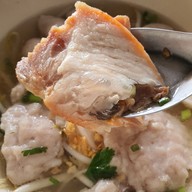เมนูของร้าน ก๋วยเตี๋ยวหมูเด้งเฮียเจี๊ยบ