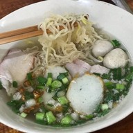 เมนูของร้าน ก๋วยเตี๋ยวหมูโบราณ ตราหมูคู่