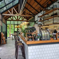 บรรยากาศ Thachang Hill Coffee & Cafe