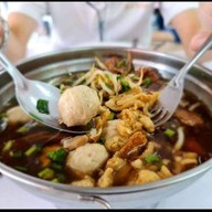 เฮียตงก๋วยเตี๋ยวหมูตุ๋น