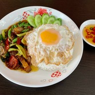 ราดหน้าหมูหมักเจ้าเก่าเขาตาโล