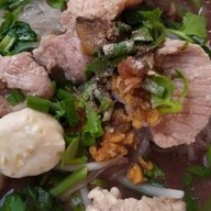 ก๋วยเตี๋ยวบะหมี่เกี๊ยวหมูแดงป้าเมย์เจ้าเก่าสภาวิศวกร