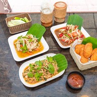 เมนูของร้าน ส้มตำนัวร์จ๊าด (ตึกก่อนถึงแยกกวงฮั้ว) ระยอง