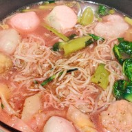 เมนูของร้าน เฮียปิงก๋วยเตี๋ยวต้มยำพริกเผาไข่ยางมะตูม สี่แยกบ้านแขก