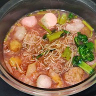 เมนูของร้าน เฮียปิงก๋วยเตี๋ยวต้มยำพริกเผาไข่ยางมะตูม สี่แยกบ้านแขก