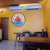 บรรยากาศ ก๋วยเตี๋ยวลูกชิ้นเรือ 3 รำ ปตท. กาญจนา - บรม