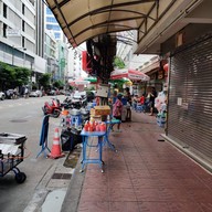 หน้าร้าน เฮียปิงก๋วยเตี๋ยวต้มยำพริกเผาไข่ยางมะตูม สี่แยกบ้านแขก
