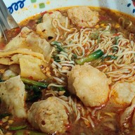 เมนูของร้าน เฮียปิงก๋วยเตี๋ยวต้มยำพริกเผาไข่ยางมะตูม สี่แยกบ้านแขก