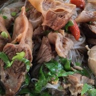 ก๋วยเตี๋ยวต้มยำผักหวานบ้านเรือนไม้ เมืองปทุมธานี