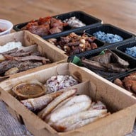 เฮียโรจน์หมูทอด ข้าวเหนียวปุยนุ่ม (ข้าวเหนียวสมุนไพร)