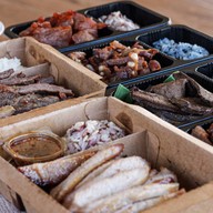 เฮียโรจน์หมูทอด ข้าวเหนียวปุยนุ่ม (ข้าวเหนียวสมุนไพร)