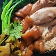 ข้าวขาหมูสีลม กับ กะเพราขาหมูโครตอร่อย ท่าข้าม28