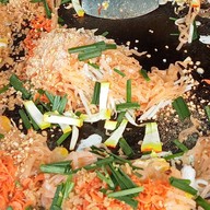 ผัดไทย-หอยทอดกระทิงแดง กลางซอย>ตรงข้ามร้านซักผ้าหยอดเหรียญ