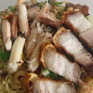 มิ้นท์บะหมี่เกี๊ยวกุ้งยักษ์ ข้าวหมูแดงหมูกรอบ เล้งแซ่บบบ มิ้นท์บะหมี่เกี๊ยวกุ้งยักษ์