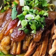 นายอู๊ดข้าวขาหมูและบะหมี่หมูแดง ก๊วยเตียวต้มยำ แสนสบาย พระราม4