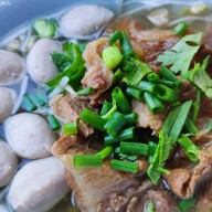 เมนูของร้าน ก๋วยเตี๋ยวเนื้อ โกอ้วน ตลาดโต้รุ่งหัวหิน