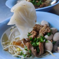 เมนูของร้าน ก๋วยเตี๋ยวเนื้อ โกอ้วน ตลาดโต้รุ่งหัวหิน