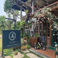 LADY ALLLYN CAFE, ใต้ต้น CAFE