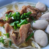 เมนูของร้าน ก๋วยเตี๋ยวเนื้อ โกอ้วน ตลาดโต้รุ่งหัวหิน