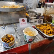 หน้าร้าน ผู้ชายขายหมึก (ไข่ปลาหมึกทอด/หมึกสายทอด)