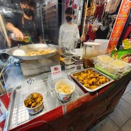 หน้าร้าน ผู้ชายขายหมึก (ไข่ปลาหมึกทอด/หมึกสายทอด)