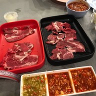 ดาดดีย์ สกลนคร หมูกะทะ ย่างเนย
