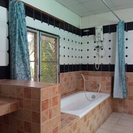 ห้วยขาแข้งคันทรี่โฮมรีสอร์ท