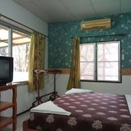 ห้วยขาแข้งคันทรี่โฮมรีสอร์ท