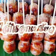 หน้าร้าน ใส้กรอกยักษ์  วุ้นเส้น หมู เปรี้ยว ปากซอยหมู่บ้านการเคหะแห่งชาติ