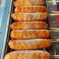 หน้าร้าน ใส้กรอกยักษ์  วุ้นเส้น หมู เปรี้ยว ปากซอยหมู่บ้านการเคหะแห่งชาติ