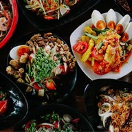 ทะเลดอง  & ส้มตำไก่ย่างสองอ้วน